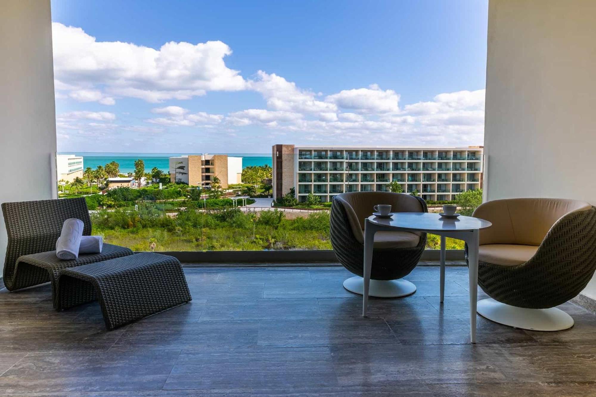Junior Suite Poolside Ocean View