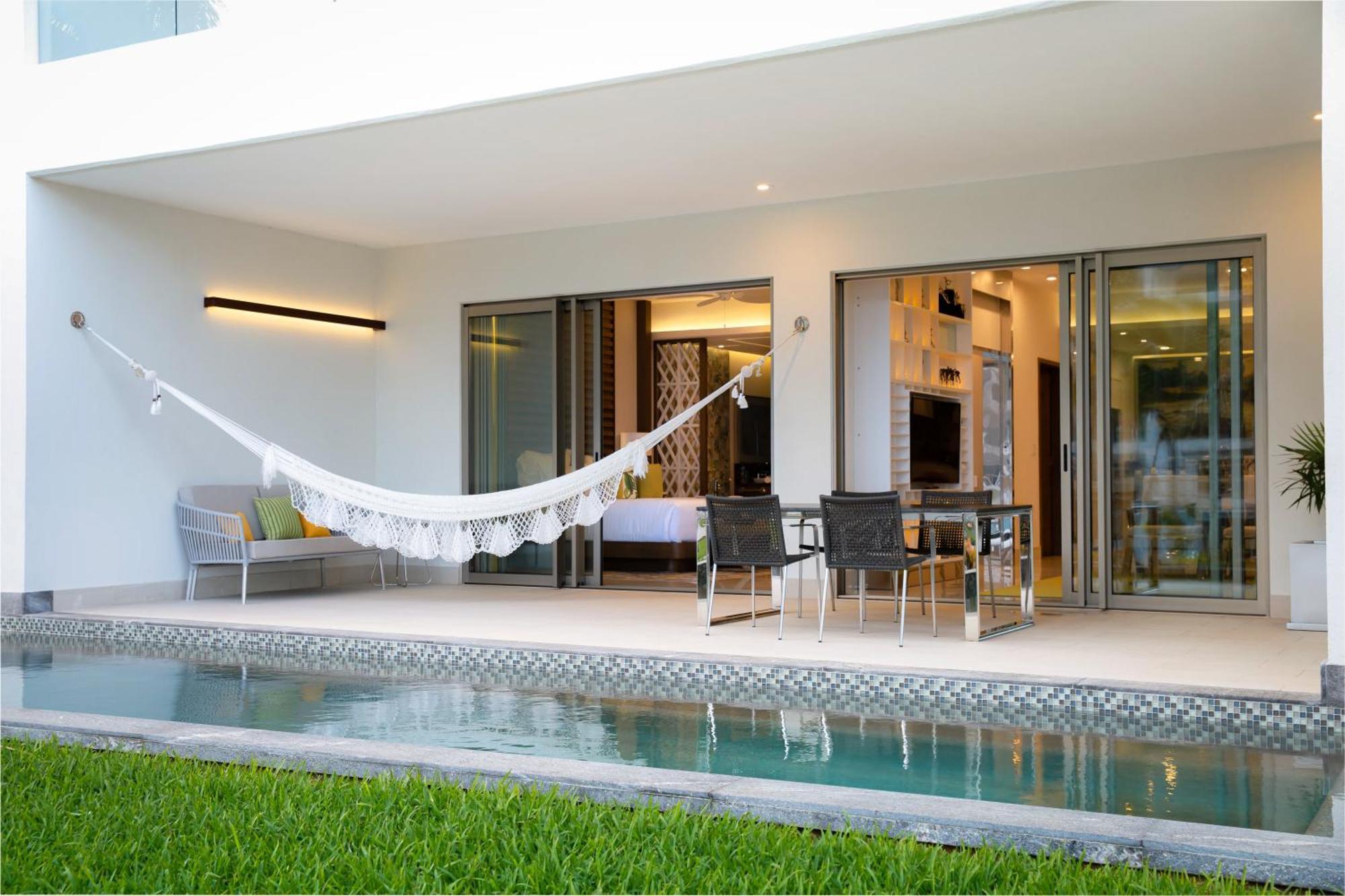 One Bedroom Swim Up