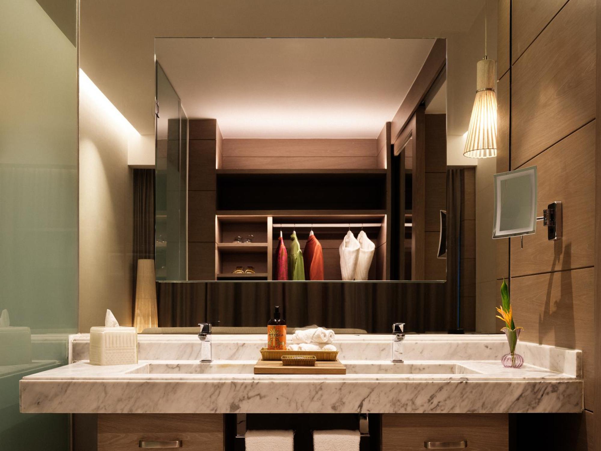 Euphoria Corner King Suite Ocean View