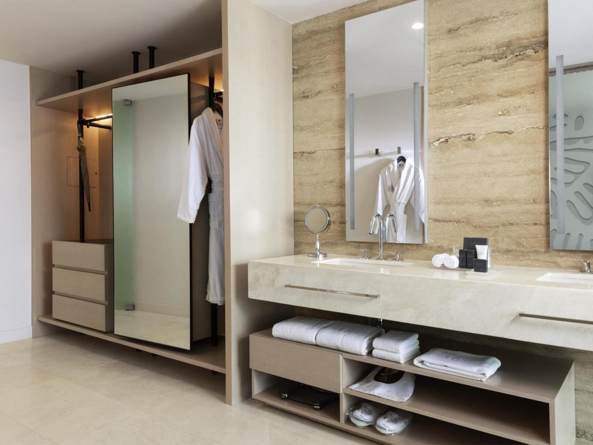 Premier One-Bedroom Suite Ocean Front