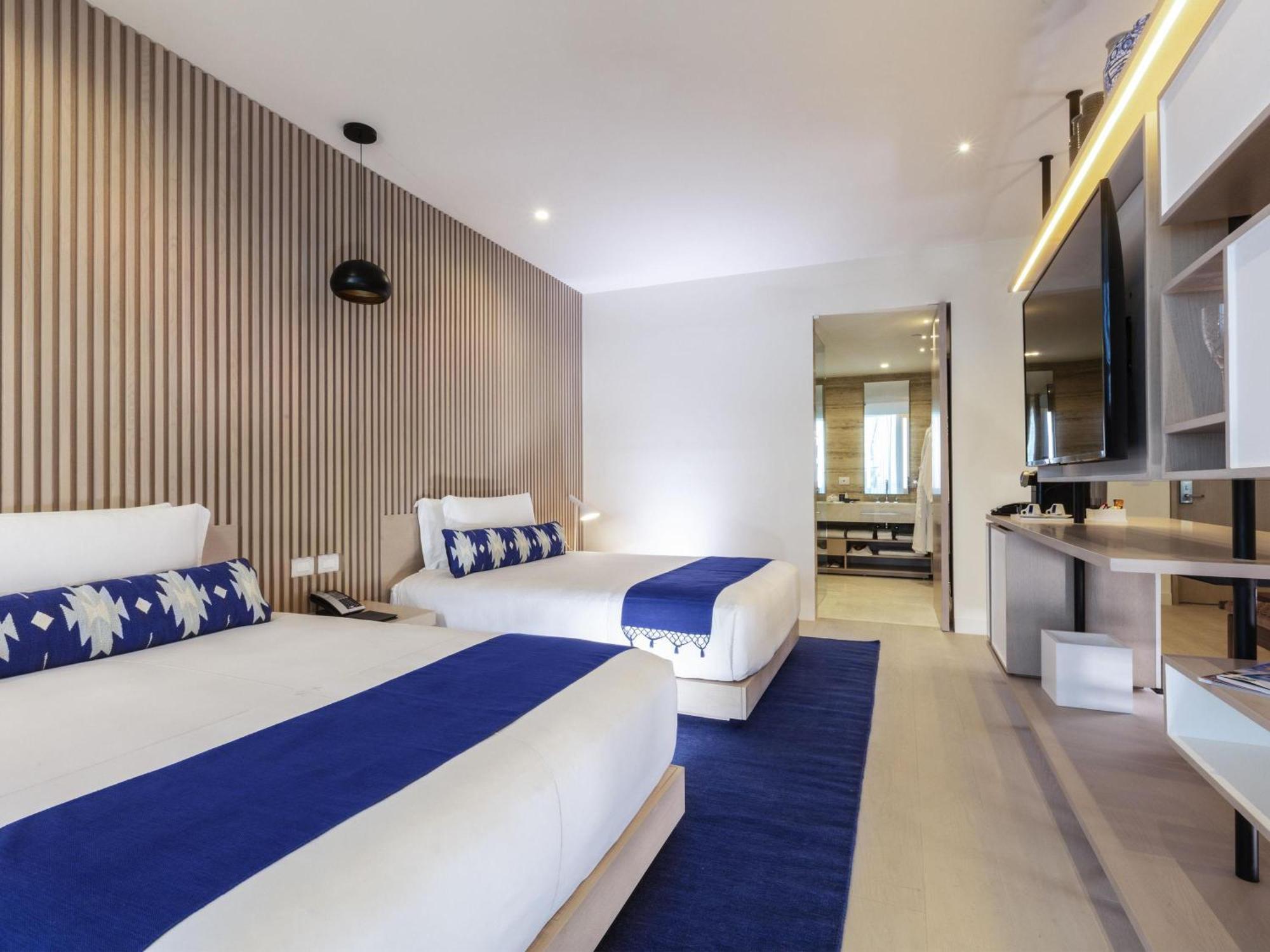 Deluxe One Bedroom Suite Ocean Front Double