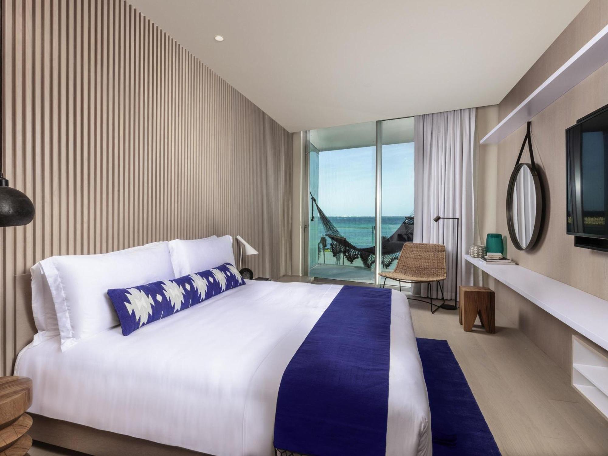 Deluxe One-Bedroom Suite Ocean Front King